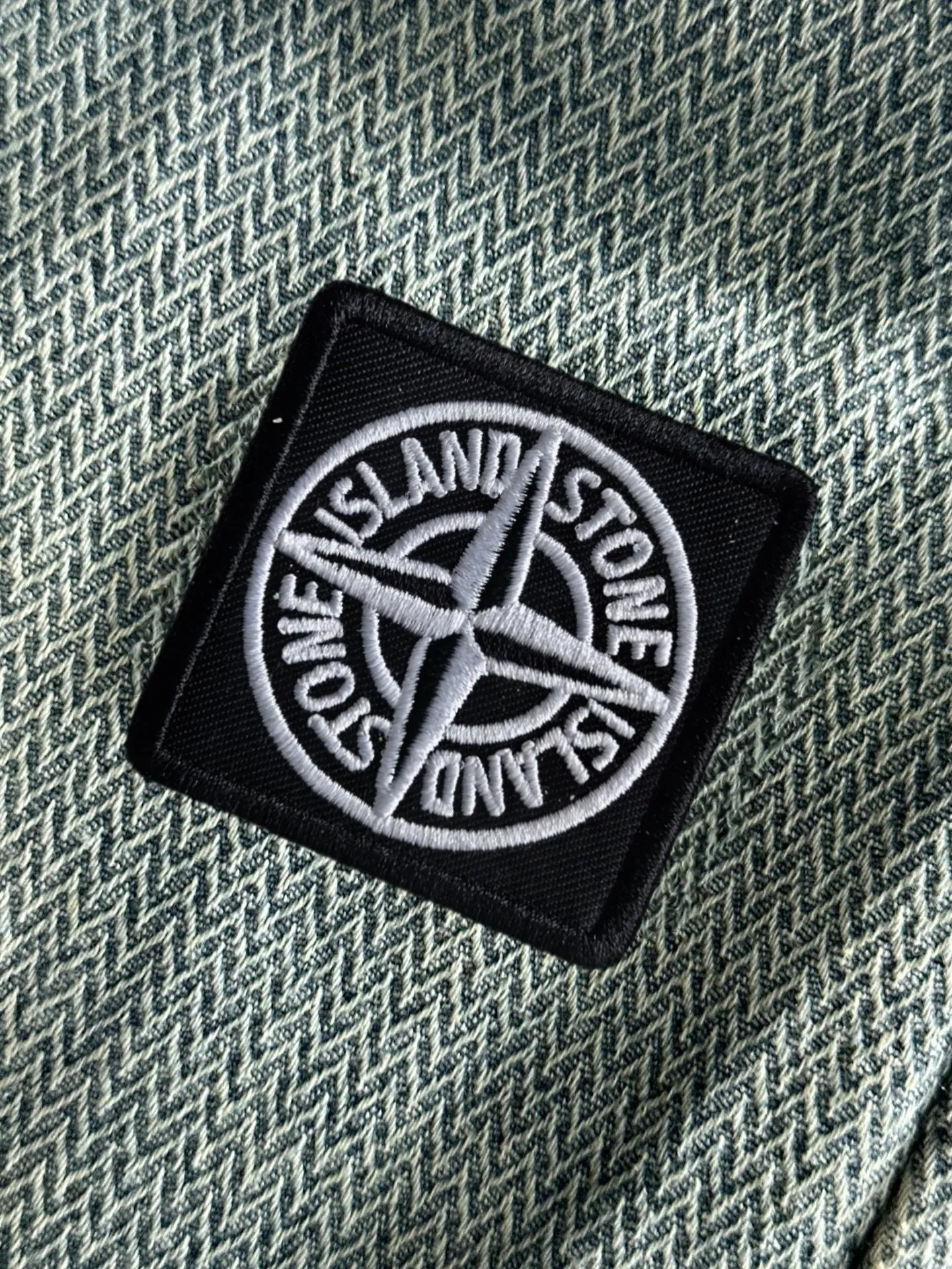 🅿️330 Stone Island 2025 summer new jeans denim shorts are woven from imported Japanese Denim plain cotton denim fabrics. They have three standards. The top stonewashing process makes the texture reach the old taste of the 1980s. It is soft, delicate, comfortable and breathable. The color has a modern and fashionable vicissitudes. The upper body is versatile and fashionable! Light luxury, a must-have item for daily commuting! Size: M-4XL (please state your height and weight when placing an order)